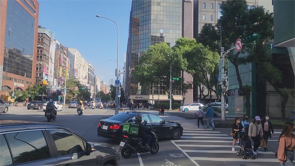 斑馬線不安全? 直擊北市計程車步步逼近過斑馬線行人