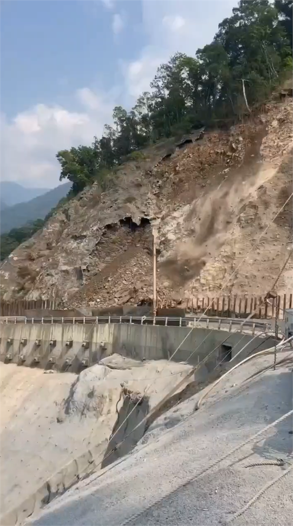 最新／開車記得繞道！南投仁愛鄉「土石崩塌」　驚悚畫面曝光