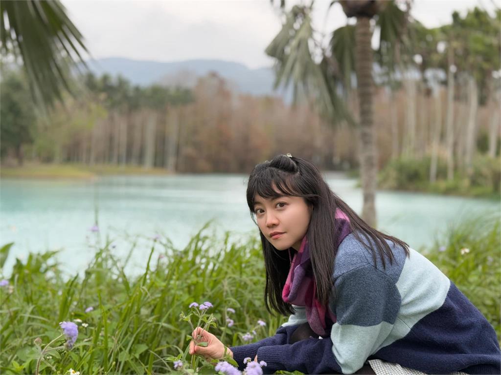 賞花網美「白衫透視裝」竟是高家瑜!擺親民「1姿勢」網笑:春天味道很濃