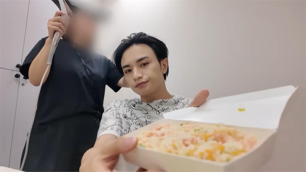台灣狂嗑炒飯「濃妝帥哥」愛到猛尖叫！真身竟是「紅炸傑尼斯男神」粉笑瘋：太融入