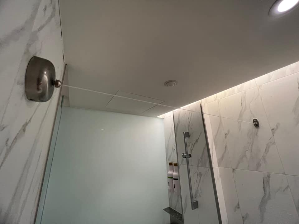 飯店浴室牆上「神秘金屬設備」　內行人揭實用功能網驚呆：長知識！