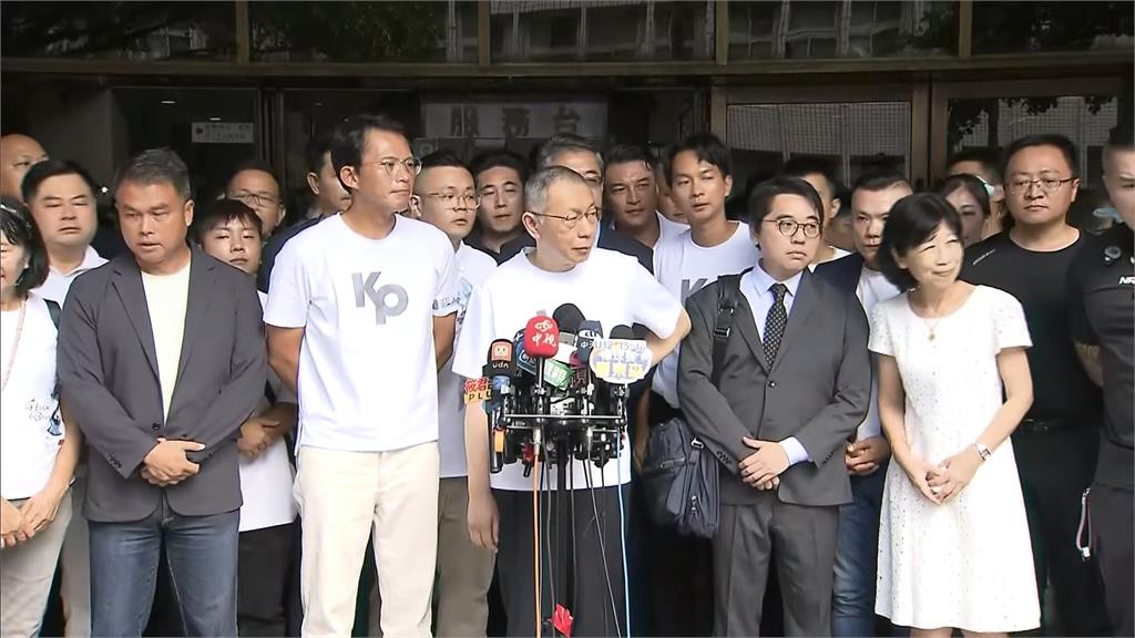 柯文哲為出庭匆忙出門　公事包拉鍊沒拉