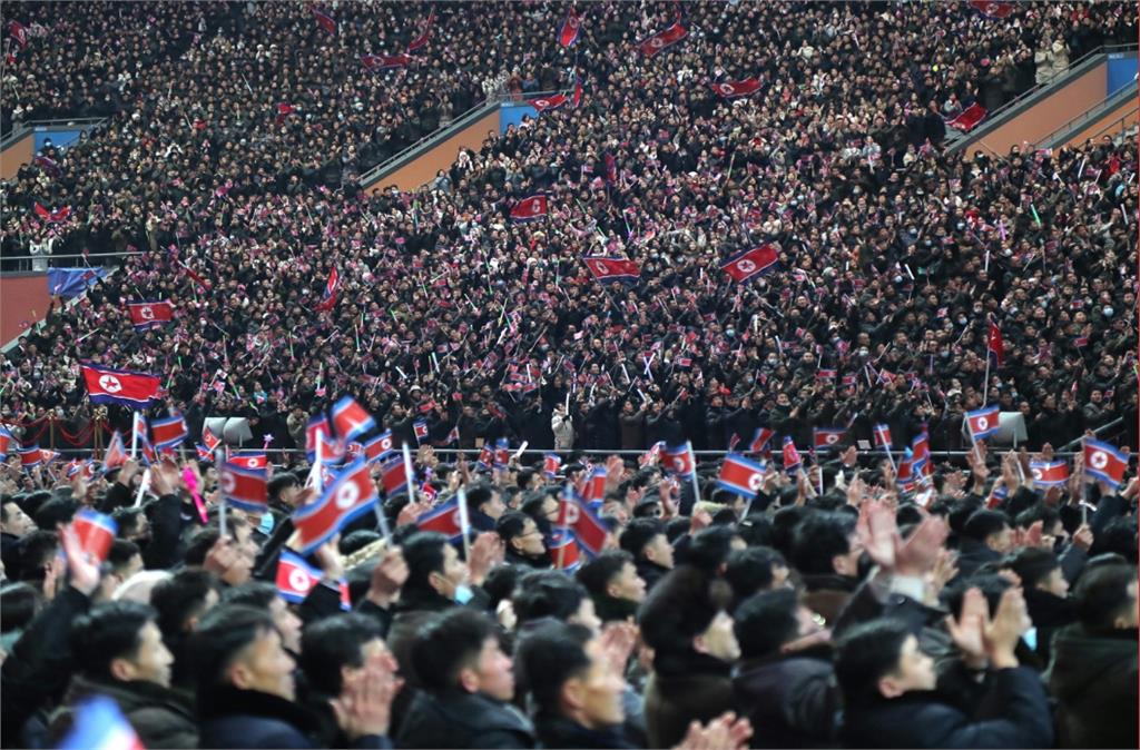 金正恩攜愛女迎接2025年!現場狂播《親切的父親》北韓人民高喊:萬歲