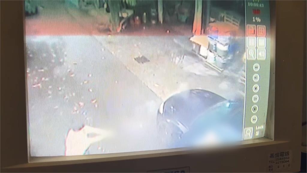 台中東區警力荷槍十幾人圍一車　場面驚險如拍警匪片