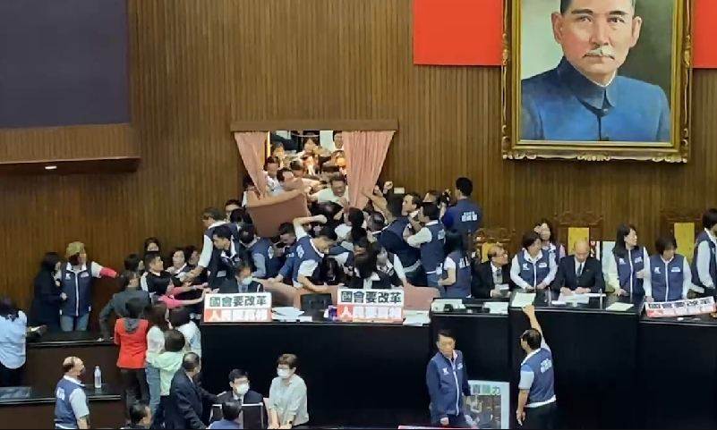 立法院為何又打架?苗博雅拋「精闢懶人包」:如果沒打架,這些法案就通過了