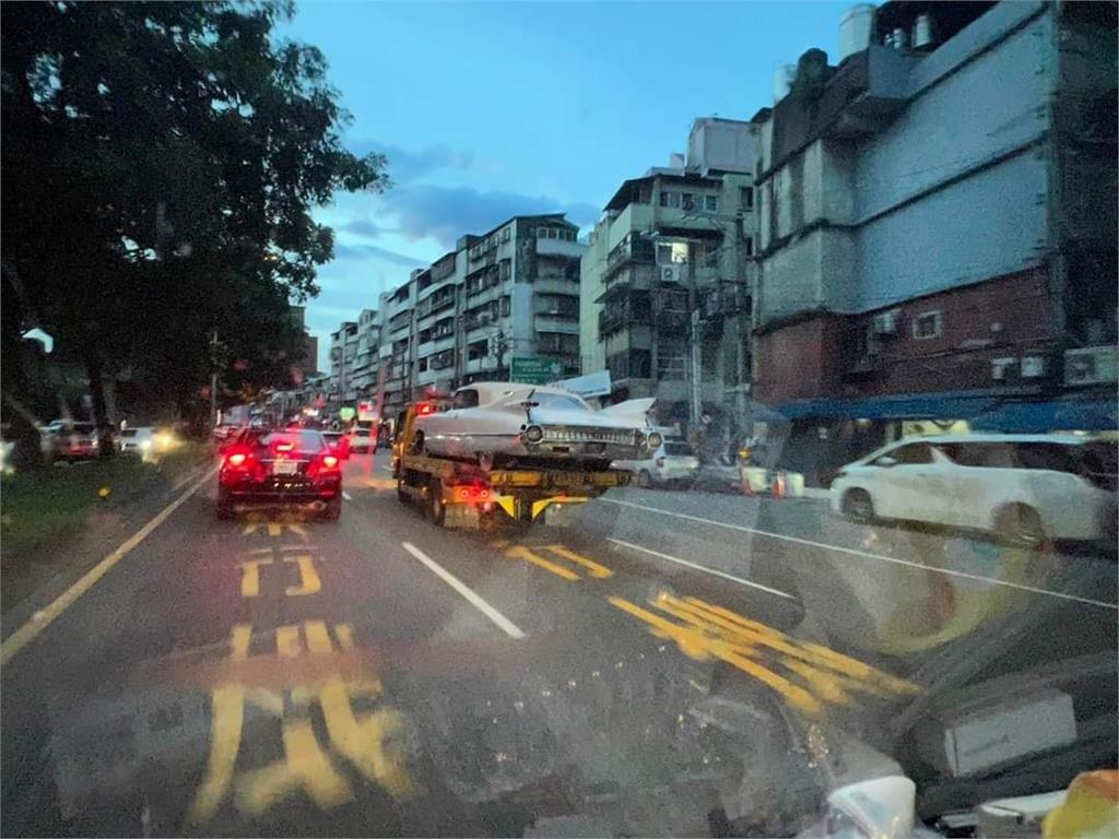 台北街頭驚現超罕見骨董車　網慧眼識出「不就周杰倫那台」