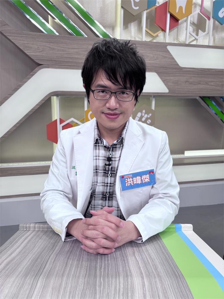 《醫學大聯盟》薔薔出國發燒硬撐上工！梁赫群拍古裝日夜顛倒免疫力失調