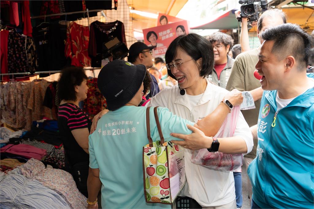 快新聞／鄉親熱情喊「全家都挺妳」！蘇巧慧土城掃街人氣旺　攤商送包粽祝凍蒜