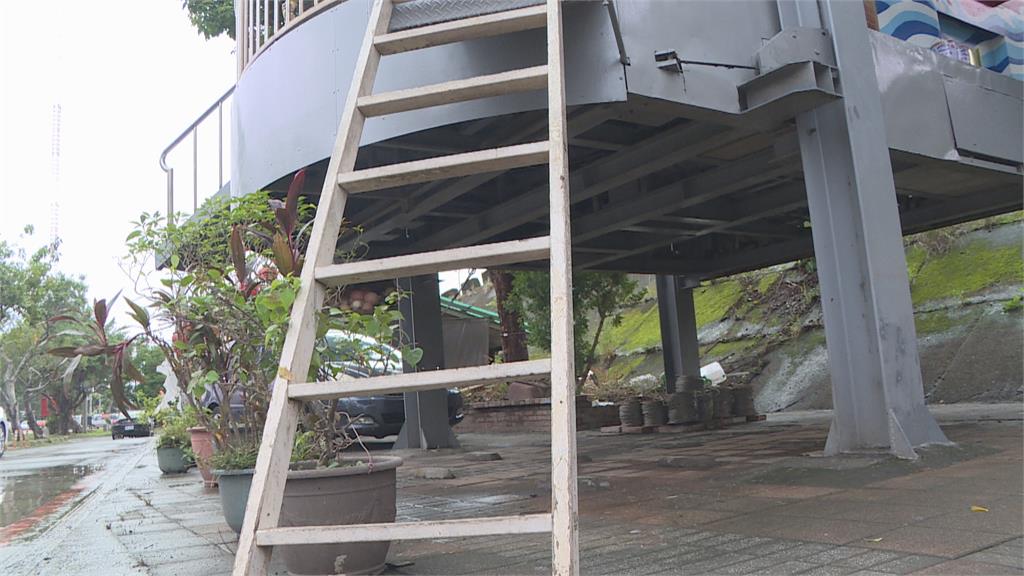 水漫三腳渡碼頭現奇景 土地公廟高懸半空中