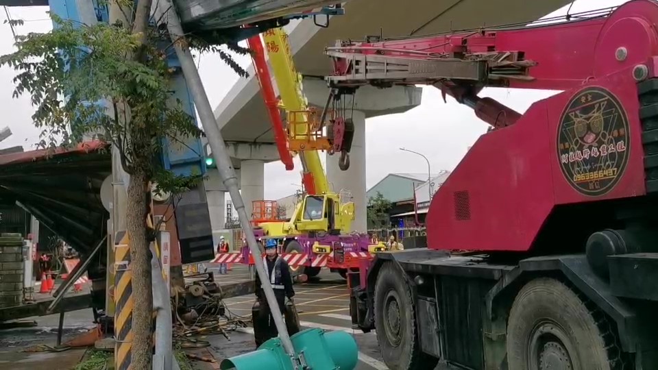 快新聞／桃園捷運綠線工程吊車翻覆「直立路中」　吊臂重擊前方卡車