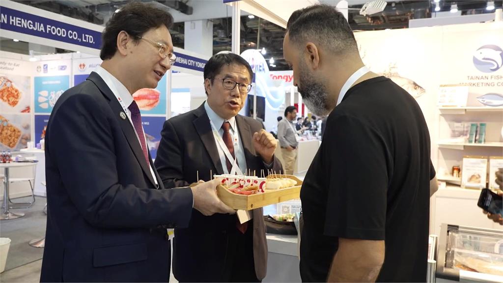 台南市長黃偉哲率隊現身2025新加坡海鮮展　化身最強銷售員