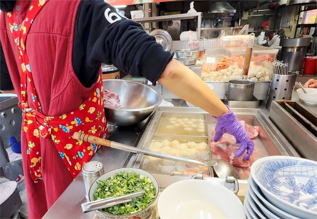 新竹魚丸湯店傳承百年 工程師偕妻接班當第五代