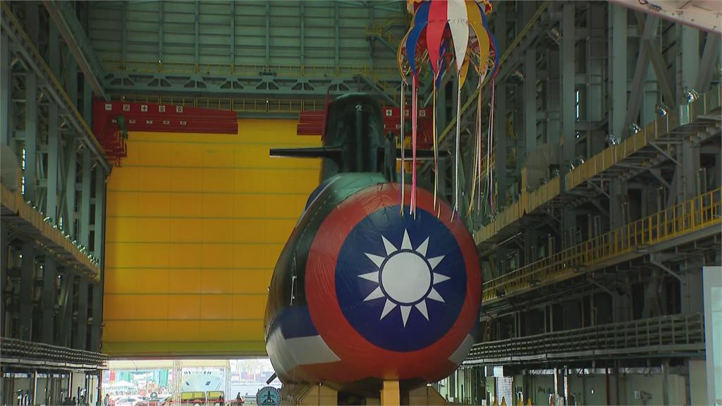 快新聞／為首艘國造潛艦「海鯤」擲瓶命名　蔡英文：成載台灣堅韌勇敢破浪前行