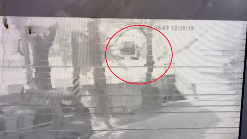 另類颱風受災戶!疑凱米稻草成堆釀禍 廂型車空轉冒火花瞬間成火球