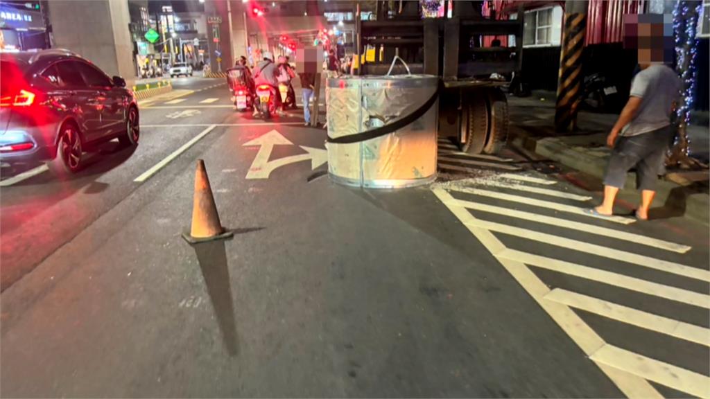 驚險！高雄聯結車載鋼捲未綁牢掉落　騎士險遭重砸