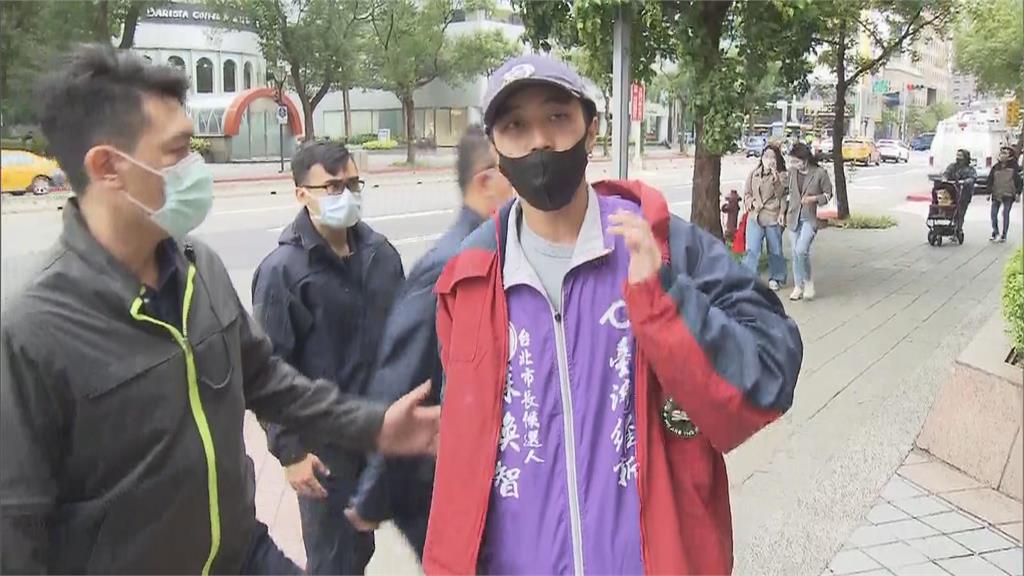 快新聞/北市長辯論「穿鏡哥」嚇壞主持人 蘇煥智幕僚遭警方帶走