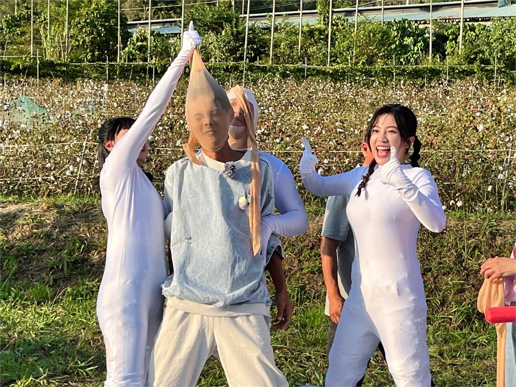 體驗種植棉花歪樓變成經典綜藝哏「絲襪套頭」!阿翔臉變形超滑稽 體驗種植棉花歪樓變成經典綜藝哏「絲襪套頭」!阿翔全臉變形超滑稽
