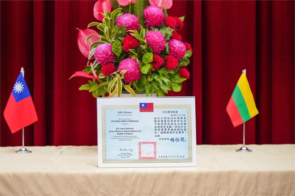 快新聞／民主聯手對抗威權！林佳龍表彰立陶宛前防長　挺台關鍵角色曝光