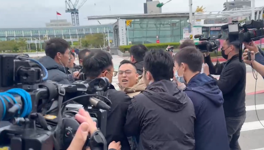 快新聞/雙城論壇上海副市長抵台! 台灣國舉牌高喊:台灣中國一邊一國