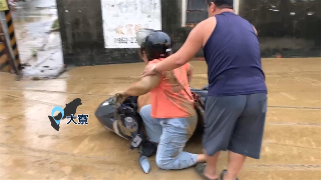 強降雨襲高雄！小港區上班時段大塞車　大寮騎士打滑自摔