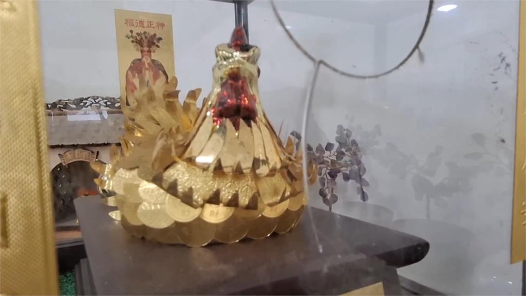 一直偷！闖洗衣店抱走「紫南宮金雞」　嫌再上門搜刮發財金