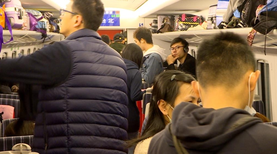 她站台鐵「頂椅背玩手機」!列車長制止竟遭嗆:這位子你又沒買