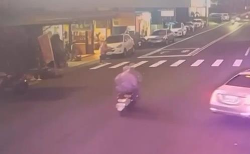 為索紙箱拾流浪貓! 婦人橫越馬路遭機車撞身亡