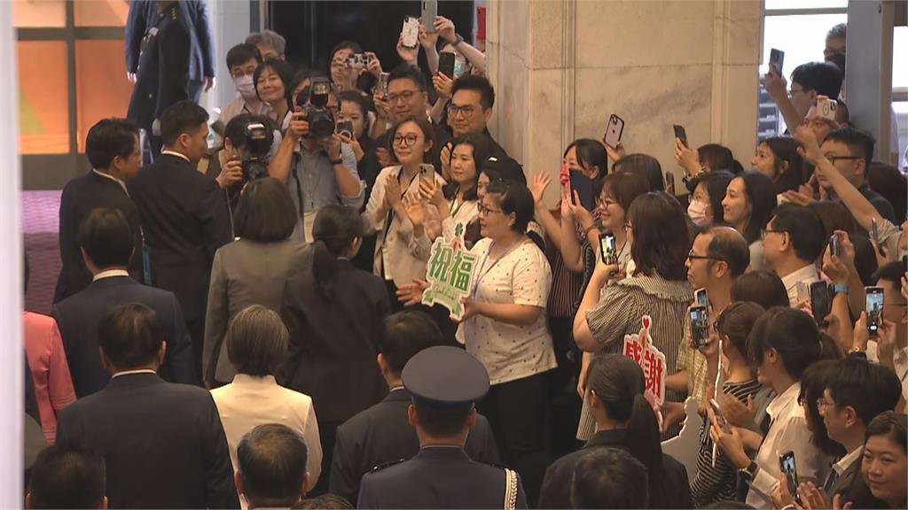 快新聞/玉米不捨貝果!蔡英文揮別總統府 蕭美琴哭了
