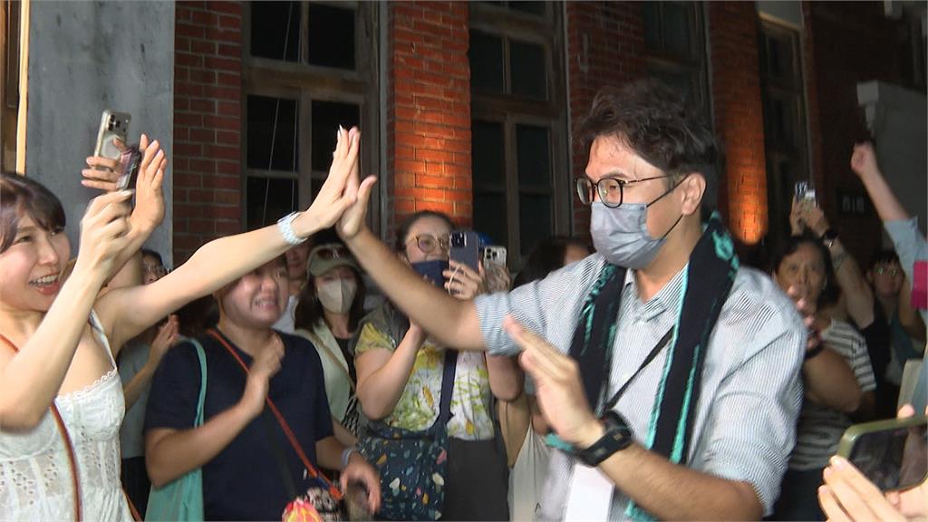 "洋流湧華山　沈伯洋驚喜現身樂團演唱會　　一路寵粉擊掌　50公尺走了5分鐘