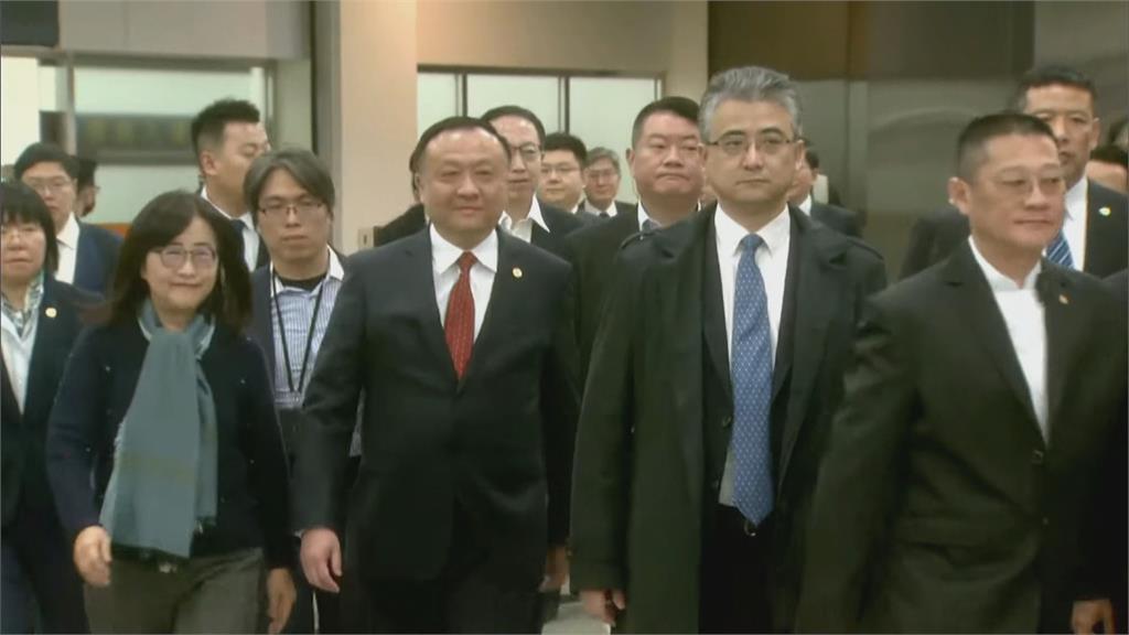 快新聞/雙城論壇上海副市長抵台! 台灣國舉牌高喊:台灣中國一邊一國