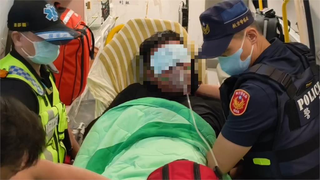 桃機失控男持刀挾持「不只刺傷實習生」！航警奮勇壓制「手部」遭劃傷
