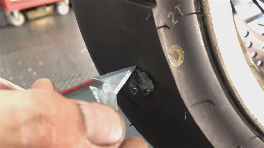 楠梓百慕達驚見雞爪釘！　騎士慘爆胎、警追查撒釘客