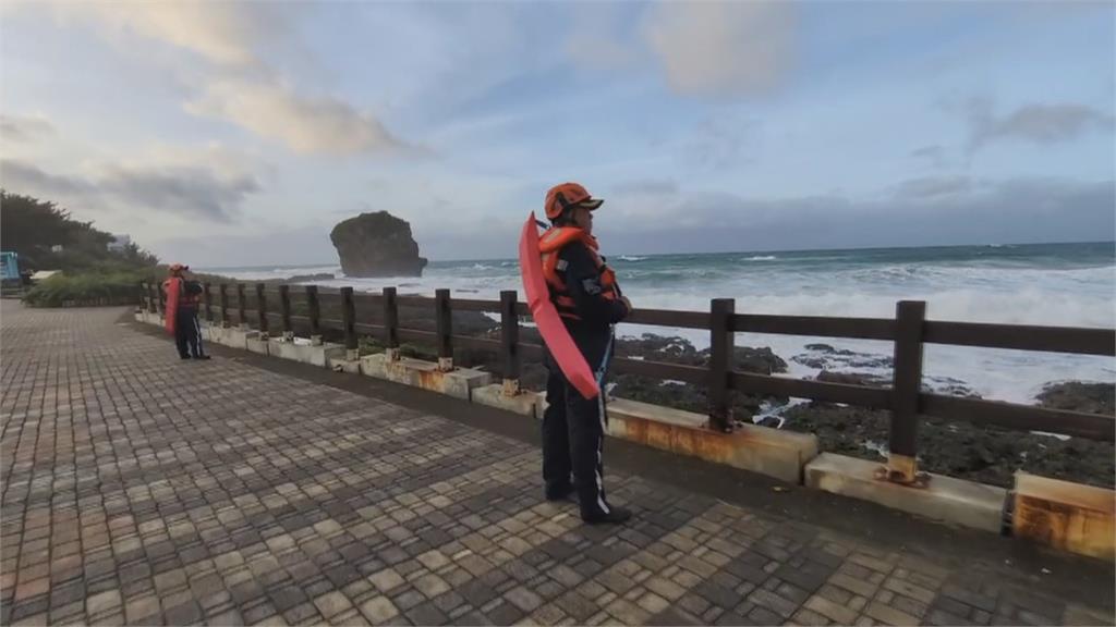 鳳凰威力不容忽視！　屏東後壁湖「冷卻塔被吹斷」　墾丁船帆石掀巨浪　民眾續防颱