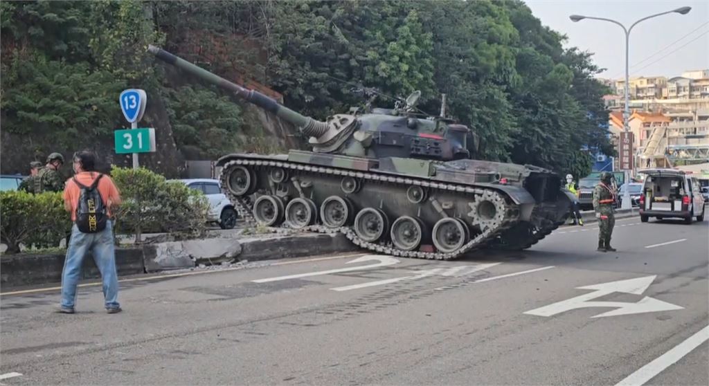 苗栗國軍坦克車衝上分隔島　慘卡路中動彈不得