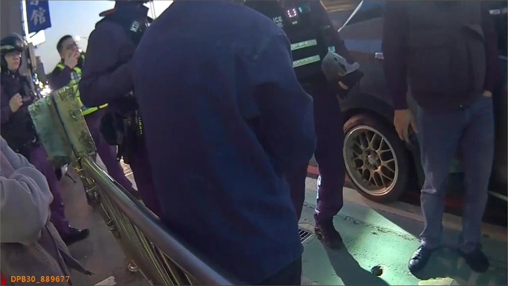 行車糾紛!火爆女駕駛不滿沒被讓道 亮辣椒槍﹑甩棍恐嚇老翁