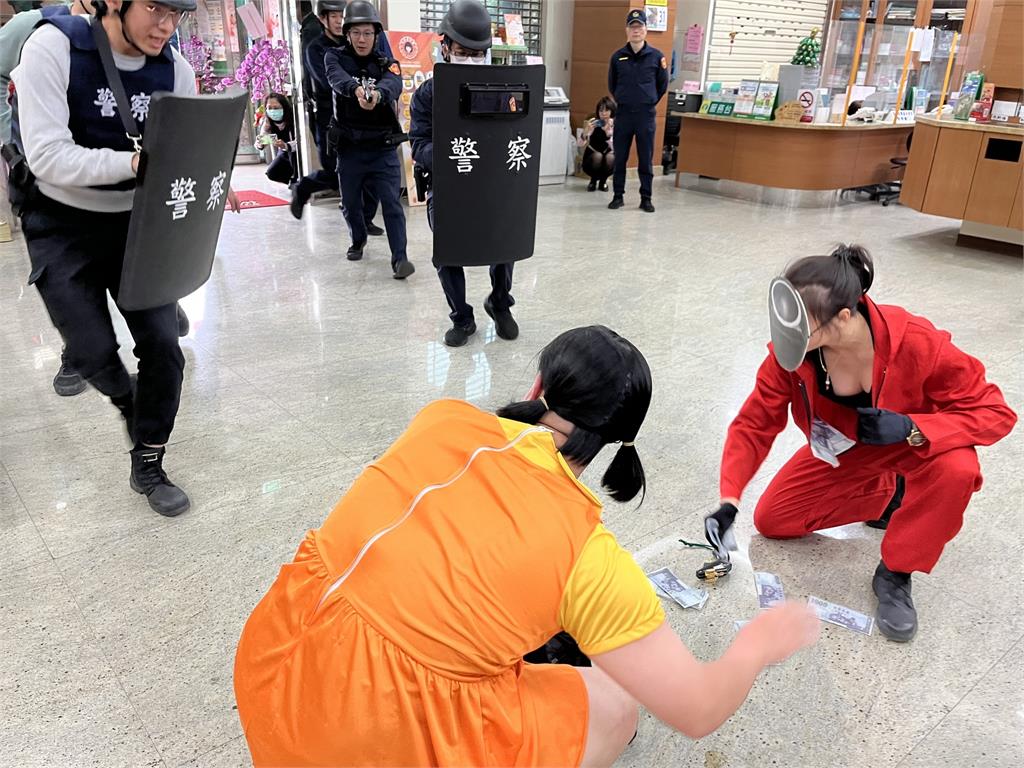 SSR正妹警花變身劫匪!落網彎腰「拉鍊失速滑開」網歪樓:有流量密碼
