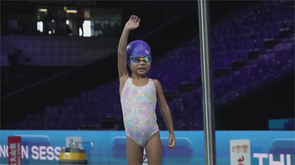 6個月大就開始游泳 泰國5歲小女孩泳技精湛暴紅