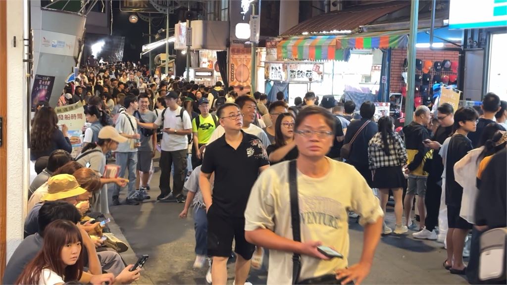 日月潭花火節亂象多！　直擊遊客坐車斗環湖趴趴走