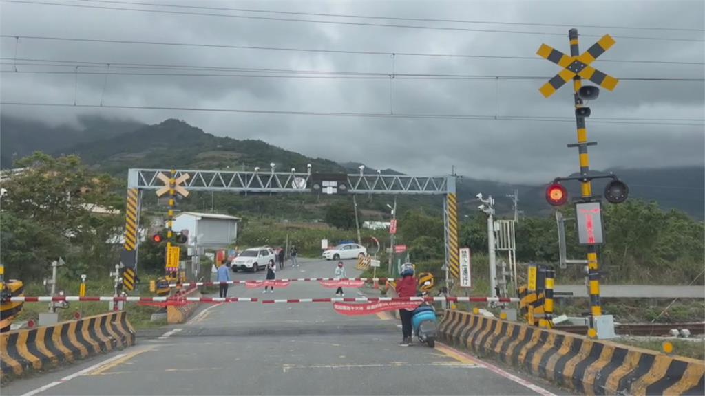 台東「櫻木花道平交道」爆紅 遊客近距拍照險象生