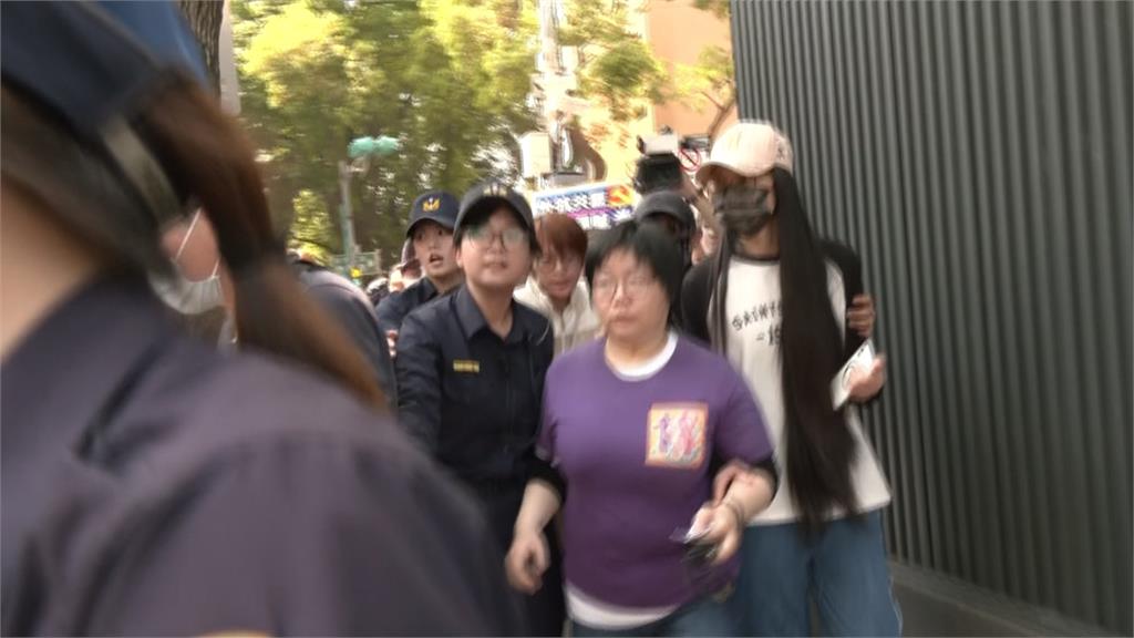 中配亞亞被遣返前陳情內政部 抗議民眾高嗆「滾回去」