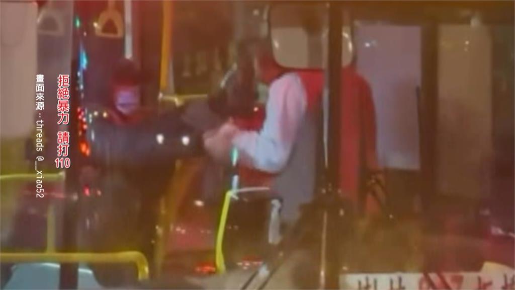 公車版「拳上」開打！　82歲伯暴揍司機18拳　遭抱腿反制