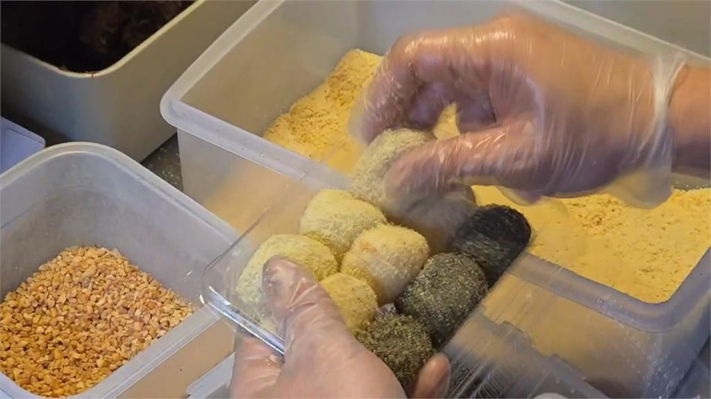 信徒「頭牙日」補財庫　備麻糬、花生參拜盼「黏錢」財運旺