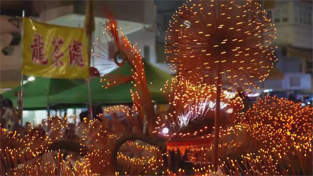 香港「大坑舞火龍」盛大登場　百年巨龍一連三日夜空飛舞