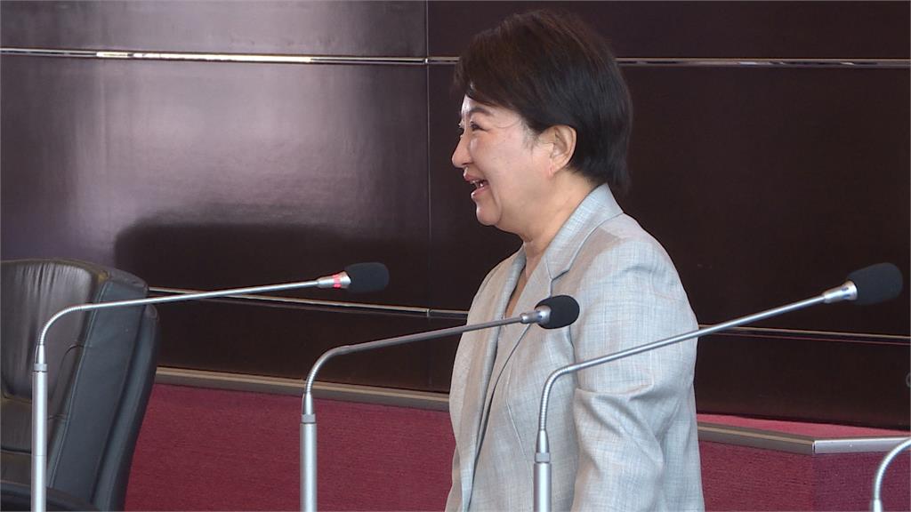 諷台中市政延宕！　綠議員送盧秀燕「200公分高空轉瓶」