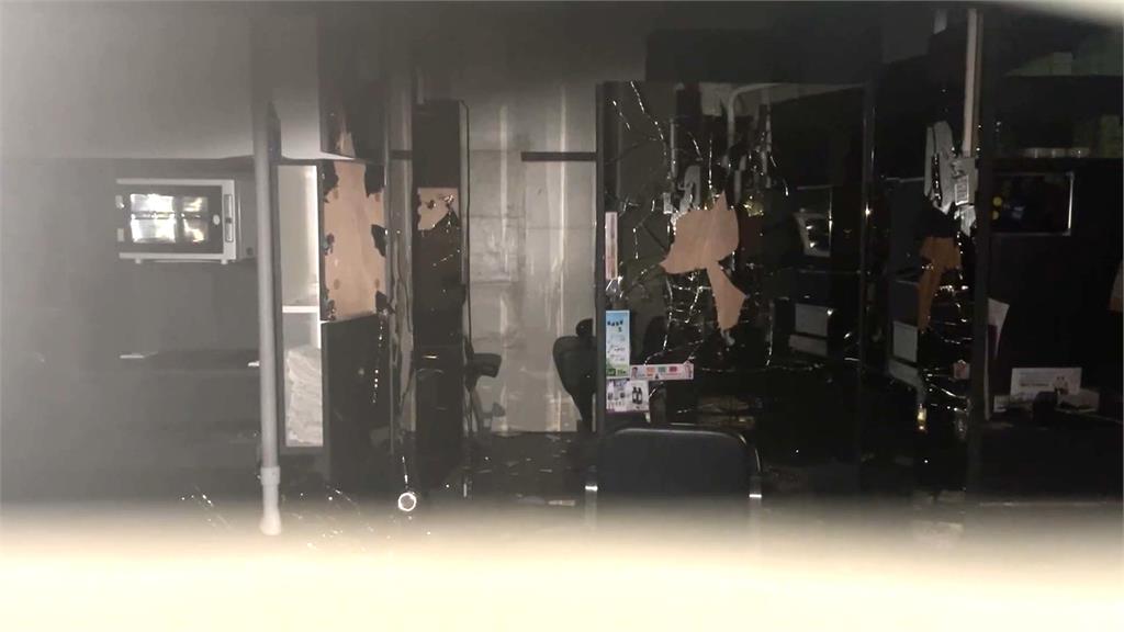 疑似入獄前找前女友要錢？新北壯男鐵撬砸美髮店.潑汽油嗆縱火