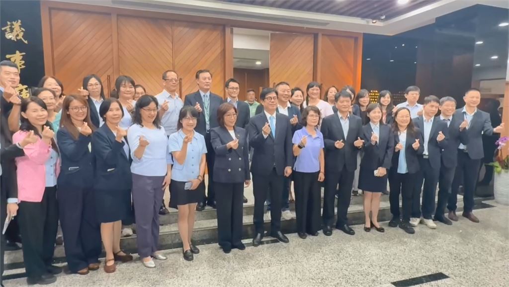 六年任期屆滿議員送「大禮」　陳其邁再唱「爆紅曲」難掩不捨