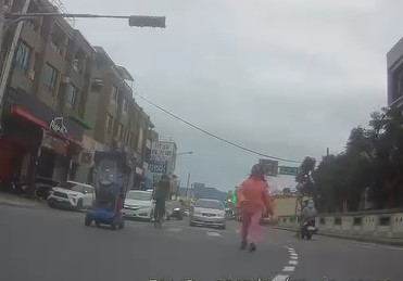 移動式路霸! 宜蘭羅東婦人衝進車陣中釀大塞車