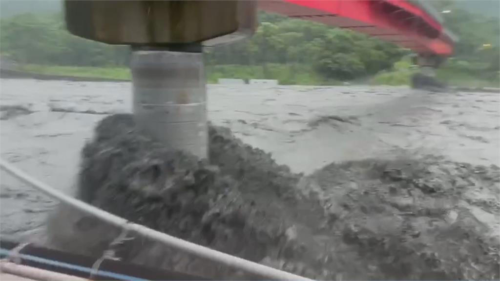 雨彈來襲!高雄山區溪水暴漲 橋面緊急封閉