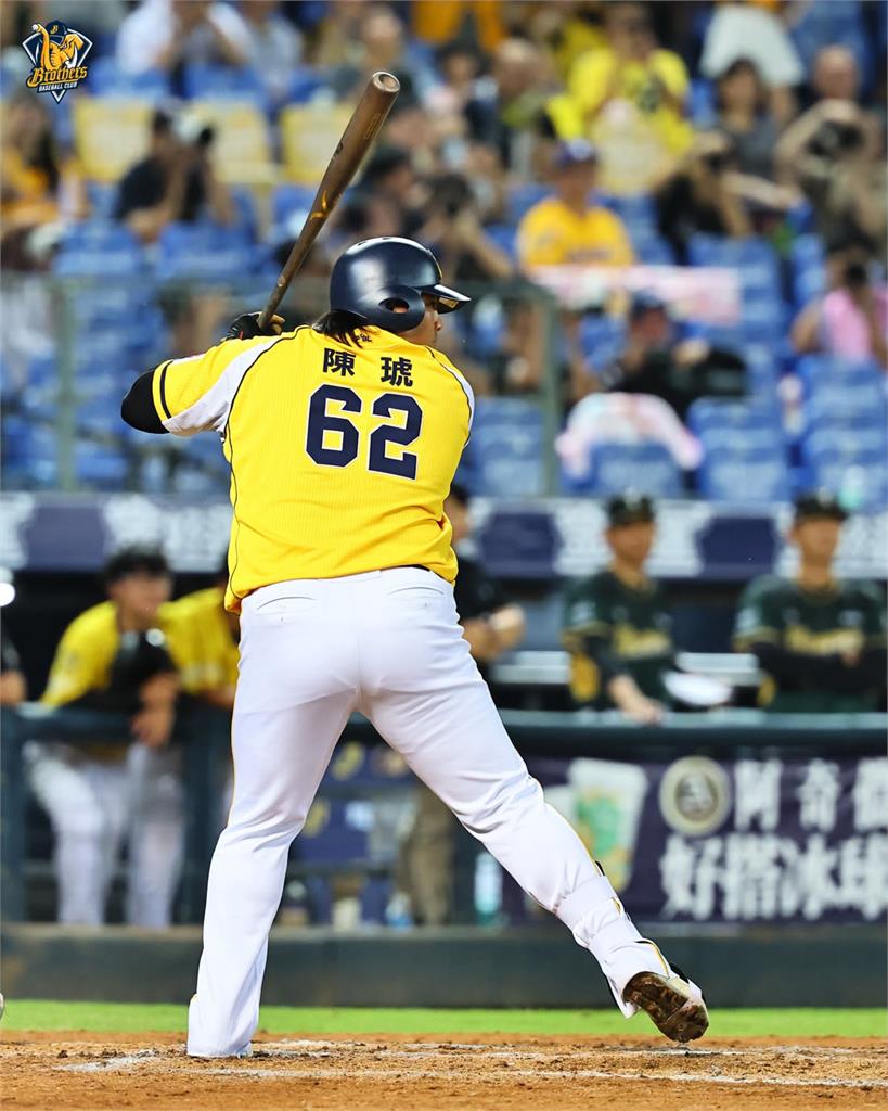 中職(影)／中信兄弟「二刀流」好手陳琥睽違8年站上打擊區！敲超深遠飛球全場驚呼