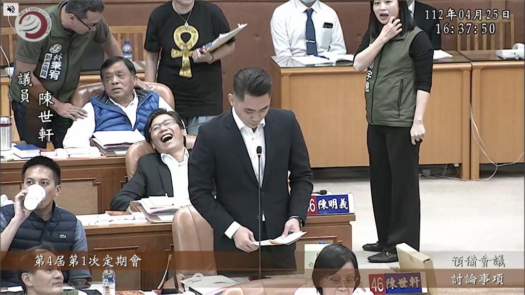快新聞/兒子民眾黨議員處女秀高喊「民眾黨、國民黨別吵了」 父親國民黨議員笑翻